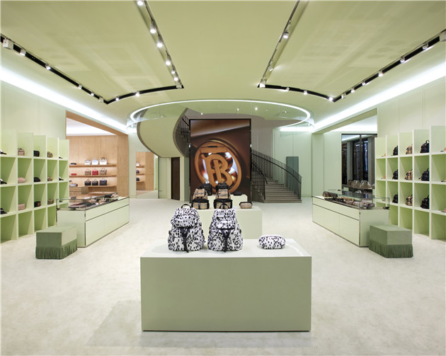 Burberry上海静安嘉里中心旗舰店焕然一新 诠释