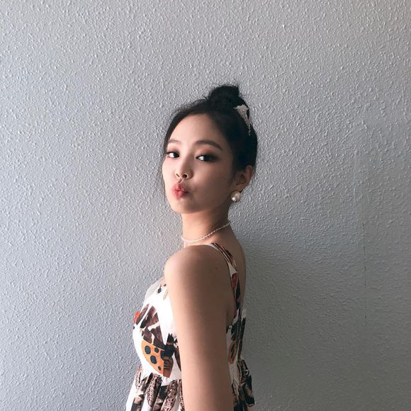 Jennie穿连衣裙