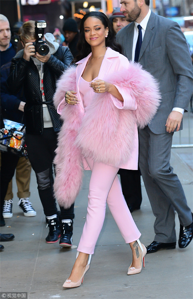蕾哈娜穿粉色西装