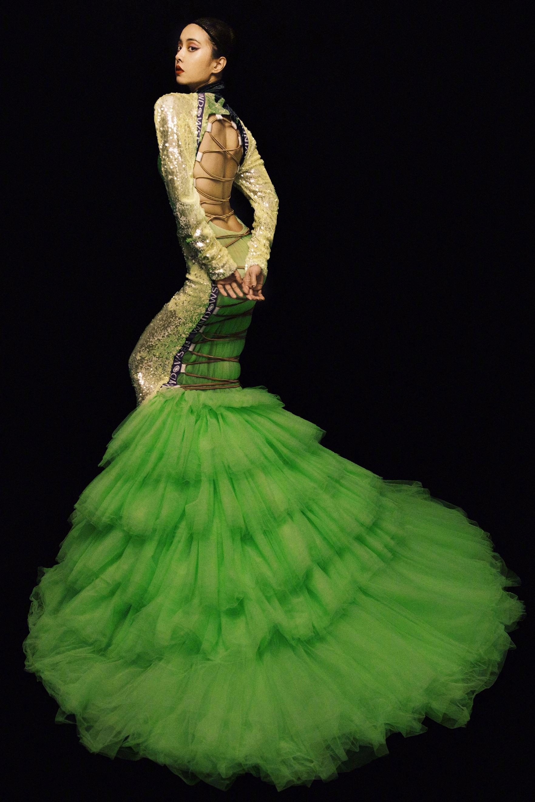 水蛇般的绿色纱裙