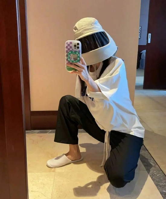 金晨发文称:“我就不信晒得黑我,去采蜜都行了……”