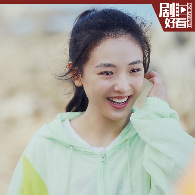 女主角穿薄荷绿运动装
