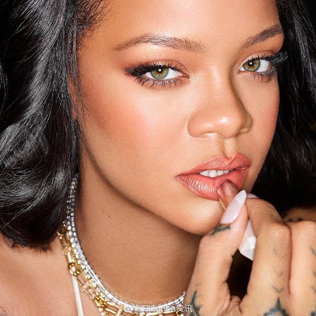 Rihanna宣传Fenty Beauty