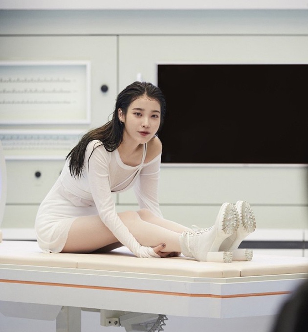 IU湿发 《EIGHT》MV幕后拍摄花絮图