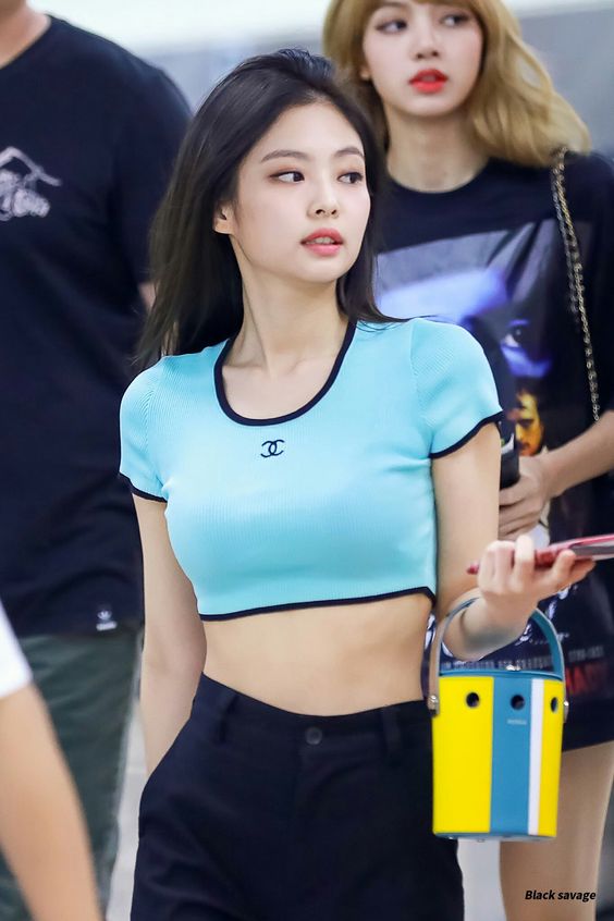 Jennie穿露胃装