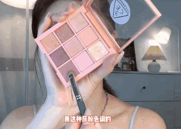 step5眼影晕染 图片来源:美妆博主@贝尔君___ 小红书视频截图