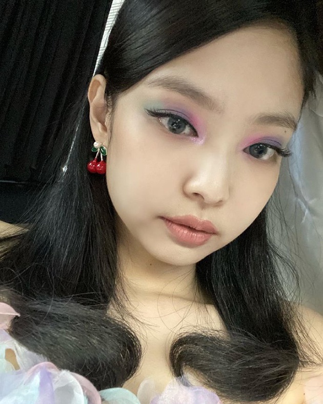 Jennie彩虹云朵飘飘妆