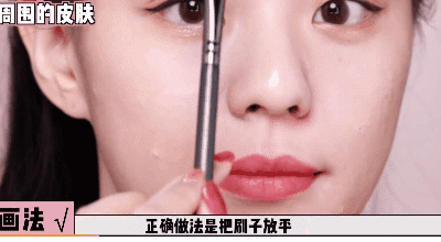 用平拍的方式把法令纹覆盖 (图片来源:美妆博主@易烫YCC 微博)