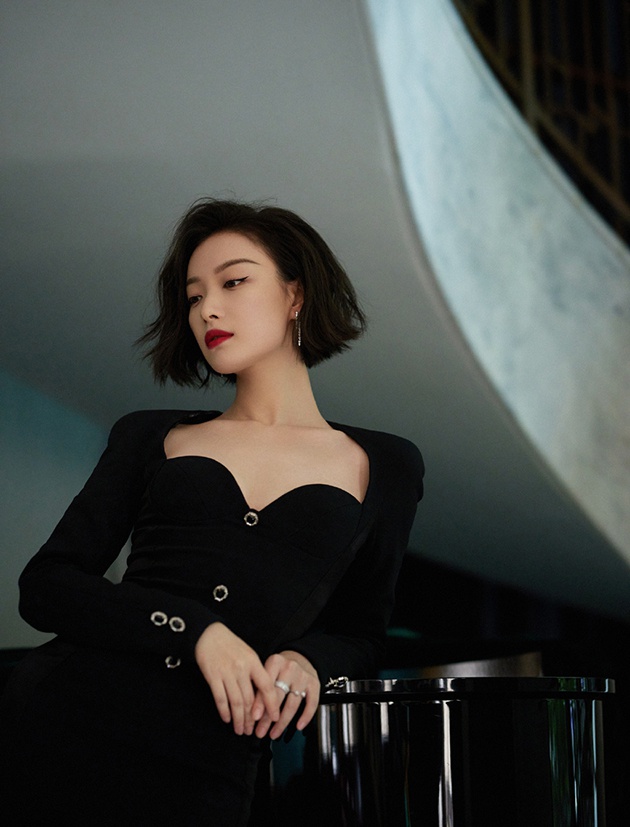 倪妮 红唇猫眼妆