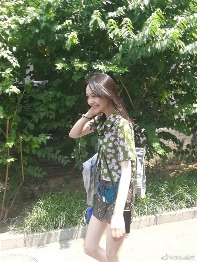 郑爽穿印花衬衫