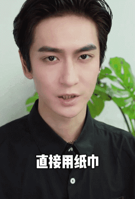 轻压去油去浮粉 图片来自:化妆师@崔佳楠 小红书视频截图