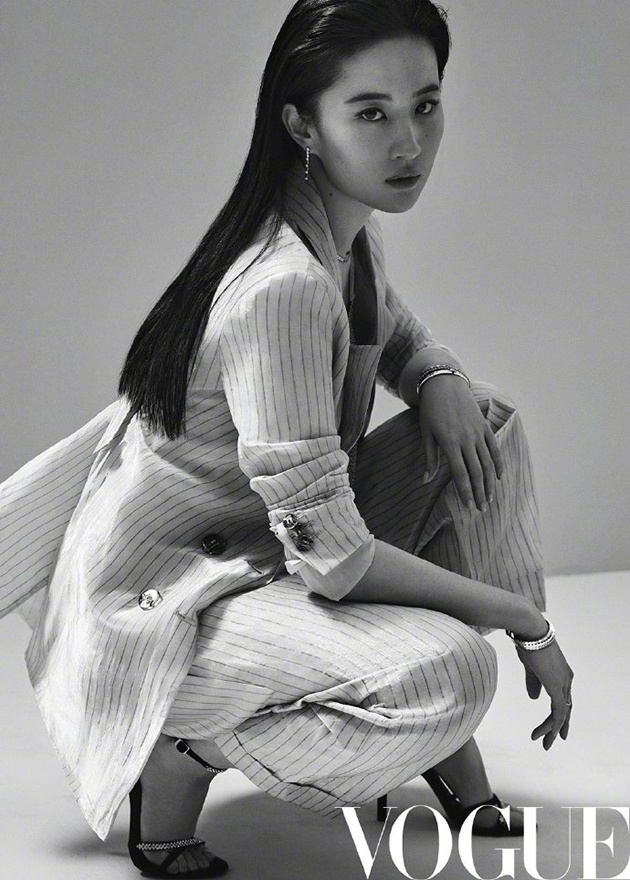 刘亦菲演绎VOGUE 中国版四月刊封面大片