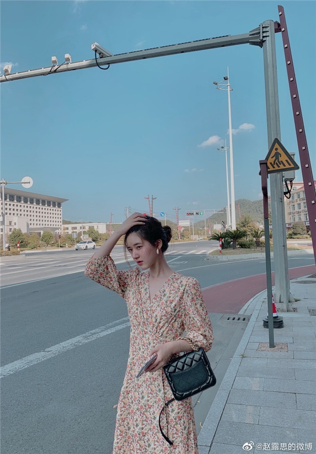 赵露思穿印花裙