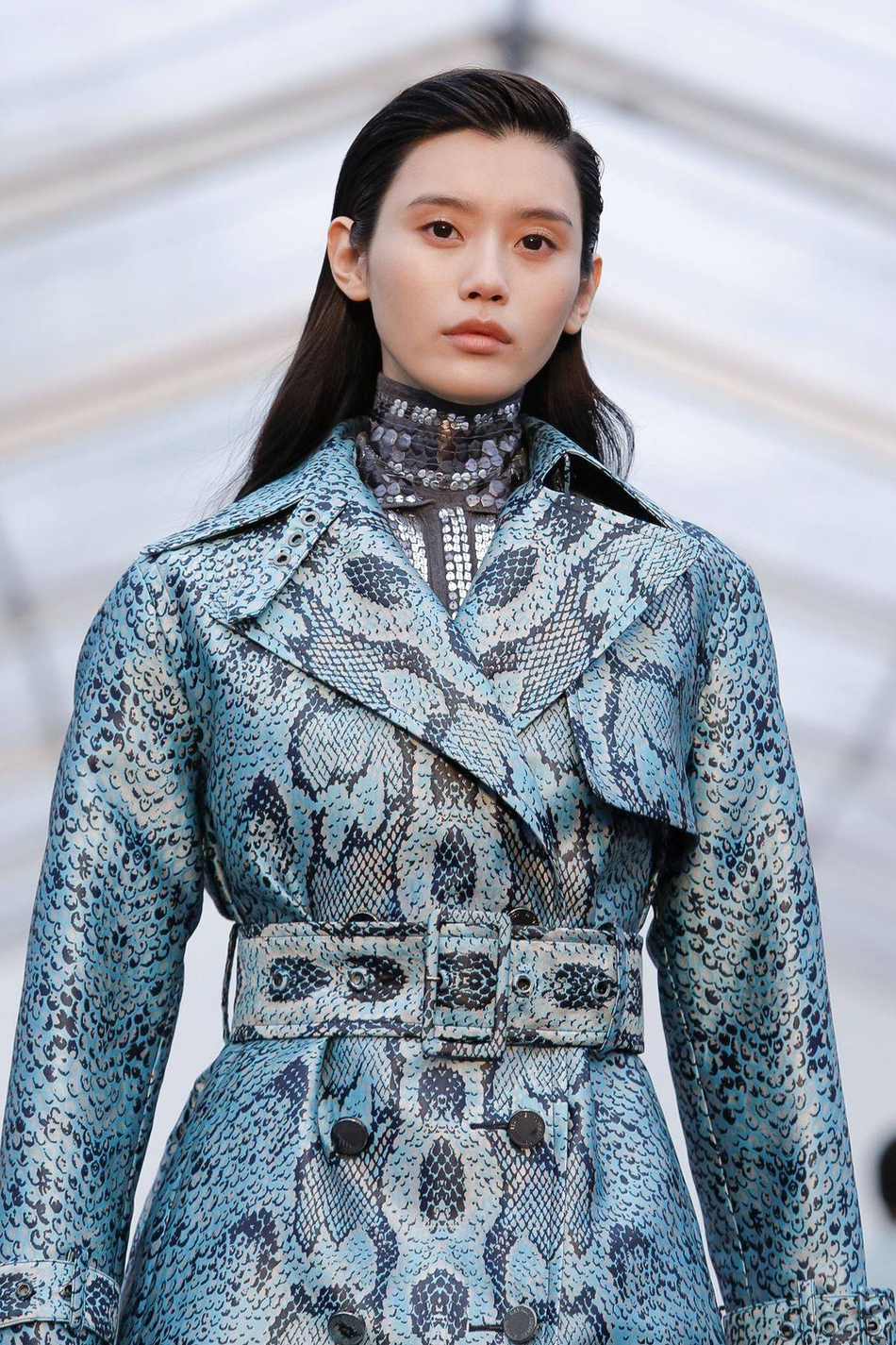 奚梦瑶登上 2019 秋冬米兰时装周 Roberto Cavalli 秀场