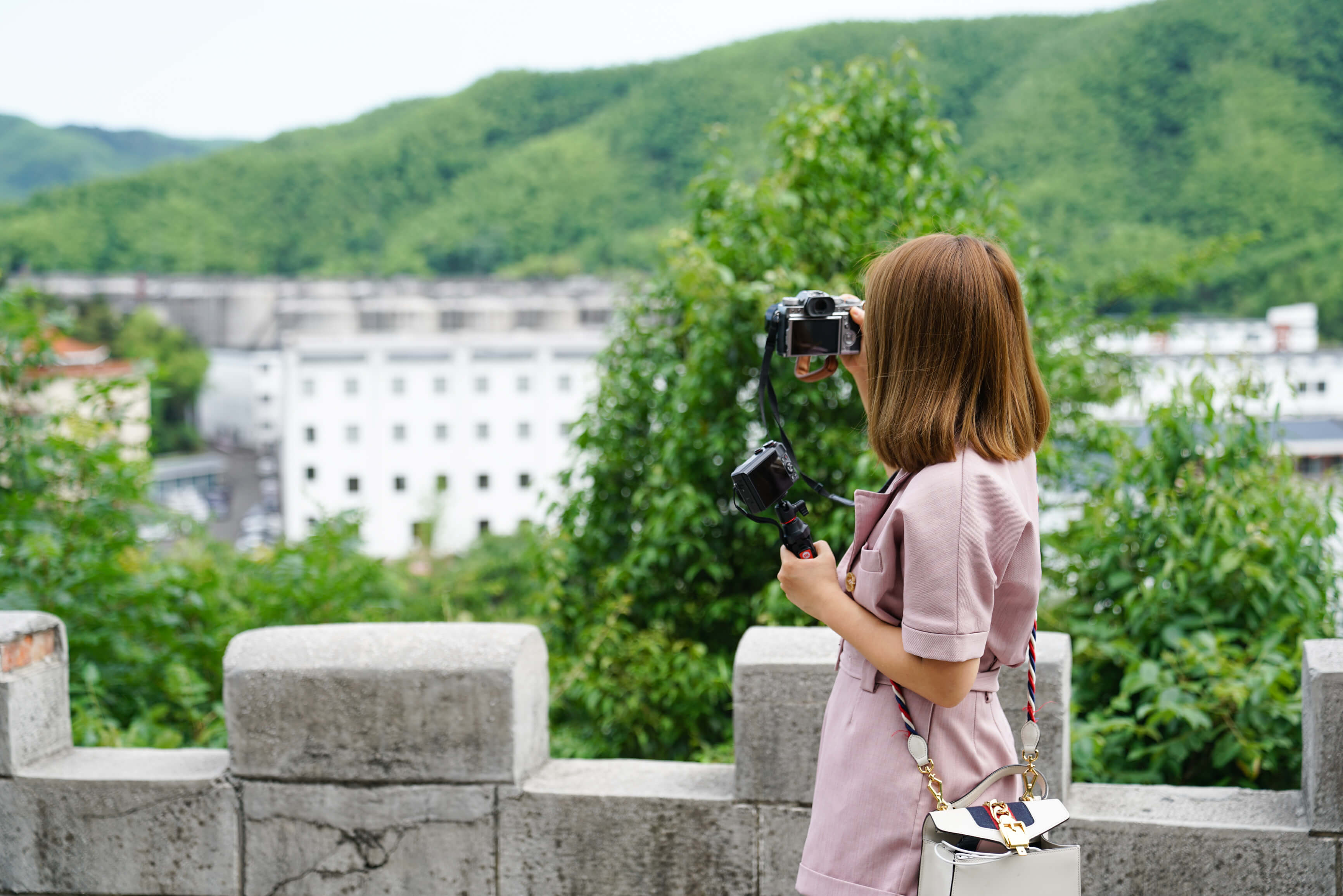 大家在黄岩洞外拍照留念