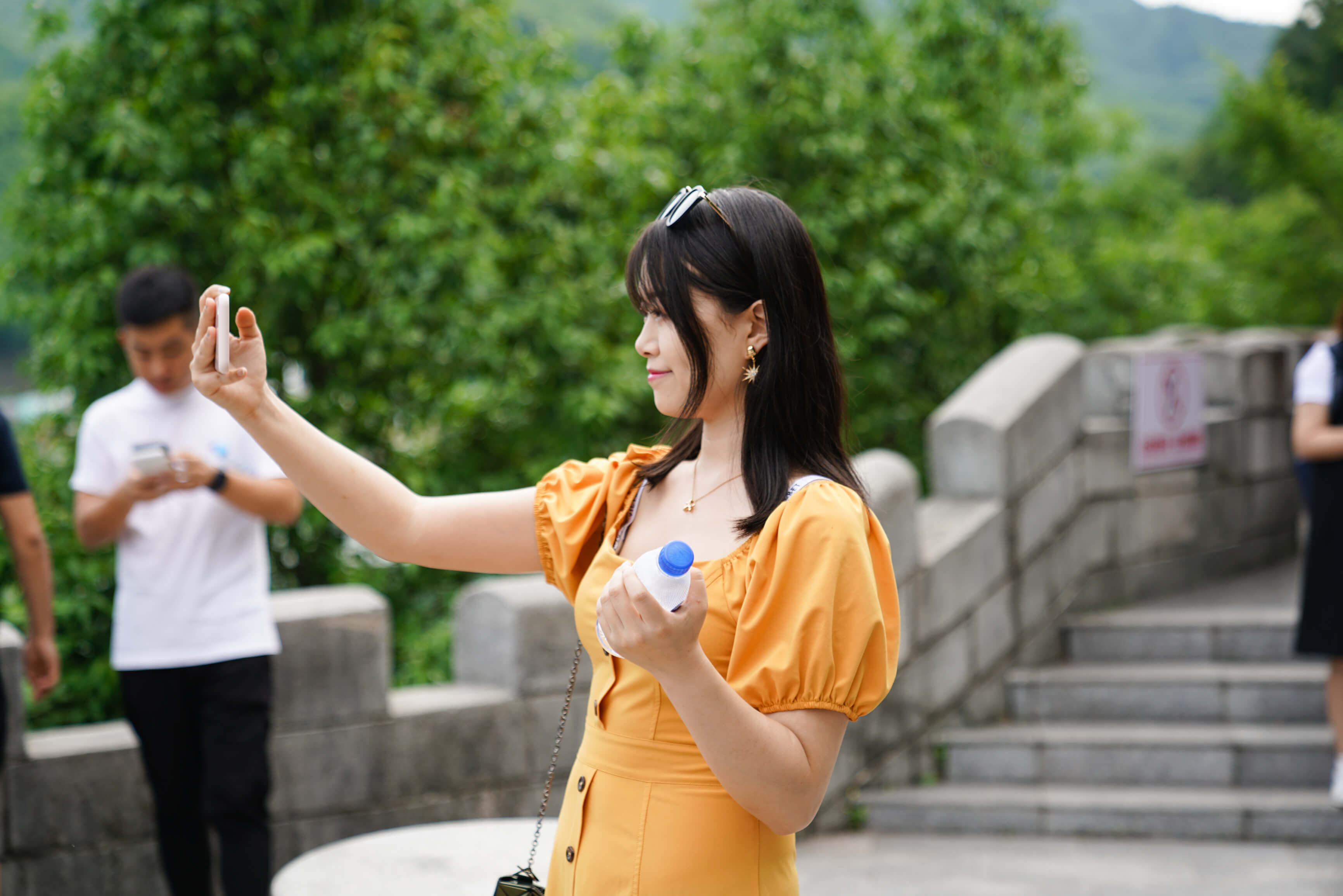 大家在黄岩洞外拍照留念