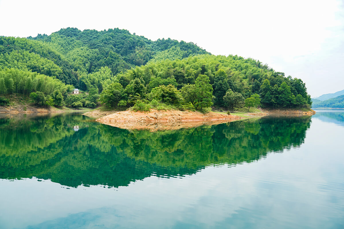 近距离巡视山水环绕的迎驾酒厂