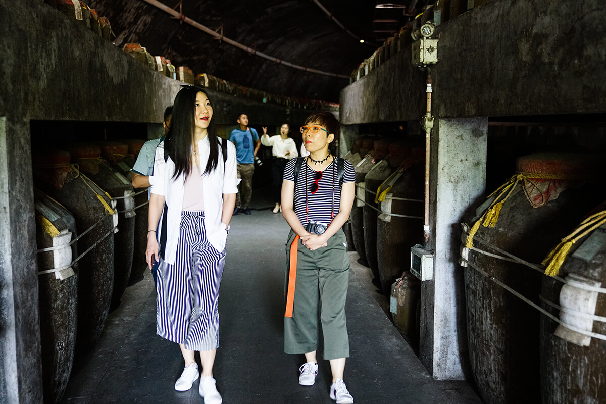 大家在黄岩洞内拍照参观