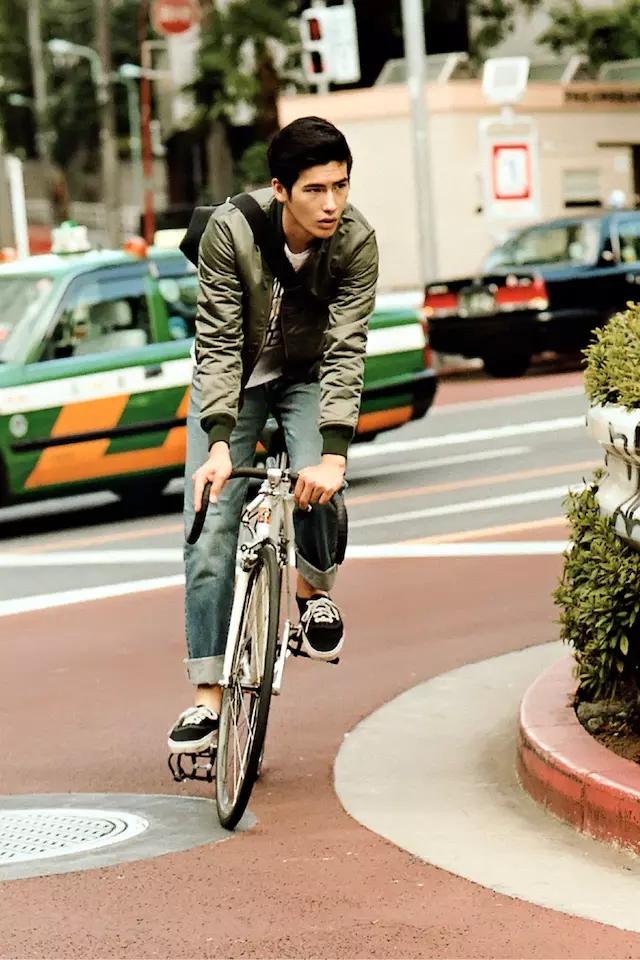 2012 年 TNF 紫标的型录，主题是“骑行风格（Cycling Style）。图片来自 Hypebeast。