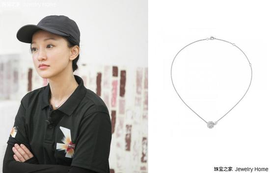 Chanel 香奈儿 CAMÉLIA系列项链  CAMÉLIA PRÉCIEUX 山茶花图案  18K白金、钻石 售价：RMB 74，600