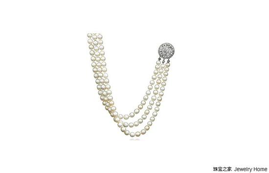 三层珍珠配钻石项链，估价：200,000美元~300,000美元，成交价：2,300,000美元