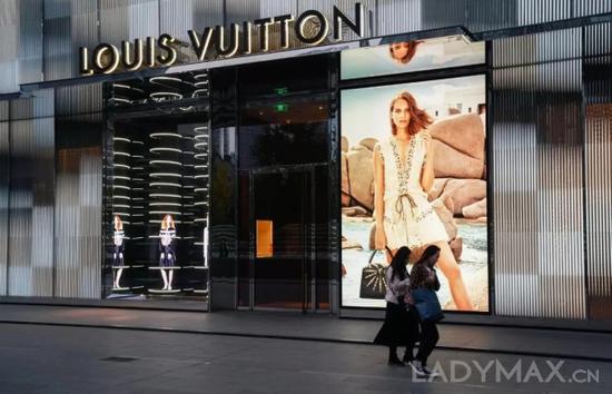图为Louis Vuitton的一家店铺，其母公司LVMH 2017年在亚洲市场的销售额猛涨了17%