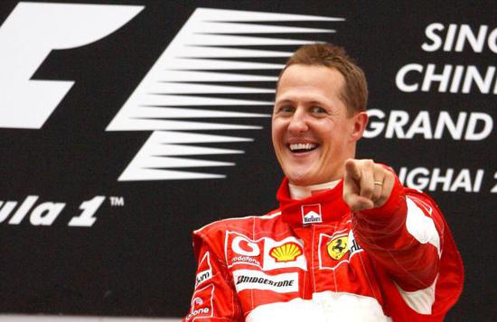 2006年10月1日,获得2006年F1中国大奖赛冠军的法拉利车队德国车手舒马赫在颁奖仪式上喜不自禁。这是舒马赫最后一次获得大奖赛冠军
