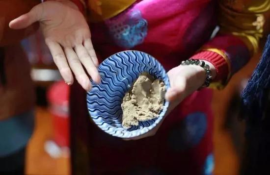△藏寨里尝酥油茶、糌粑