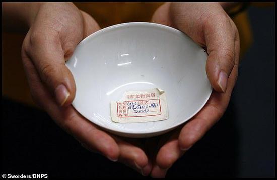 英国拍卖的清朝茶碗(《每日邮报》)
