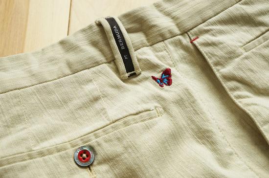 PT的棉质百慕大短裤有很多精致的细节，面料也有丰富的纹理变化。