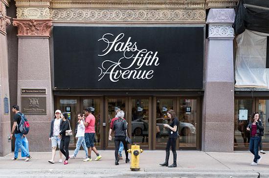 Saks Fifth Avenue位于第五大道的旗舰店