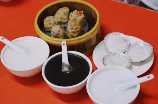 ▲汕头杨记杏仁茶的黑芝麻糊味道香甜,非常推荐