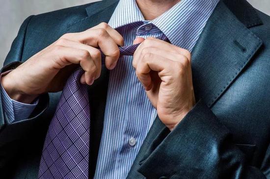 因此，高级领带在剪裁和缝纫上都是非常讲究的。