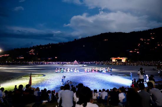 彝族多少人口_彝族服饰(2)