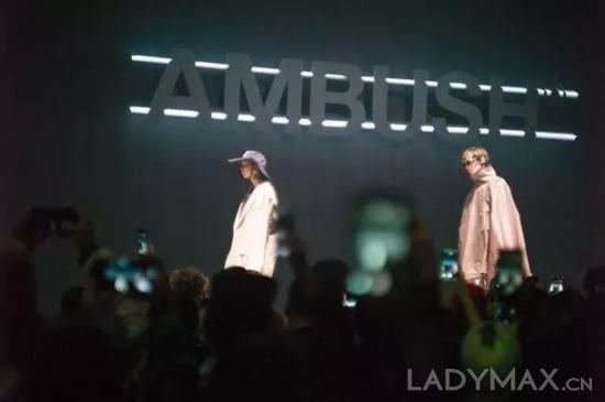 AMBUSH的诞生深受潮流文化影响,在融合了西方青年亚文化与东京原宿时尚后,创造出一种带有反叛色彩的街头风格
