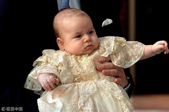 乔治王子身着复刻版受礼裙