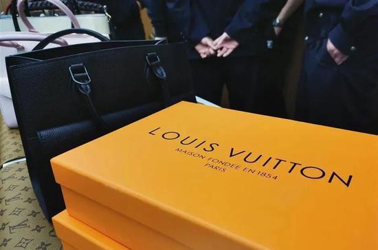 Louis Vuitton广州店员与售假团伙勾结 假包比真包先上市