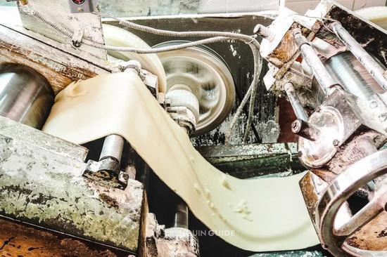 面条比龙须略粗,轧面机有固定刀口,这粗细能轻巧而快速地浮于沸水之上。