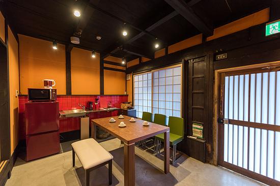 门口处还贴着“书籍商”的标志,从中可以揣摩屋主当年的生活