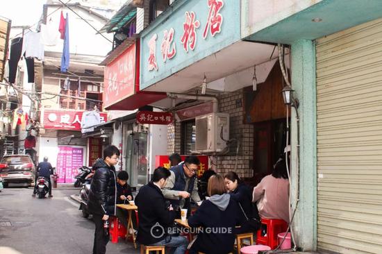 隐藏在老城巷子的简陋粉店，也有三十年历史，来吃的都是老顾客。