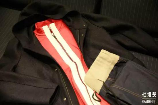 外套:HARRIS WHARF LONDON 运动上衣:PORTS 1961 长裤:FFIXXED STUDIOS