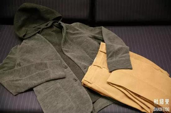 外套/长裤:CAMOSHITA 帽衫:ACNE STUDIOS