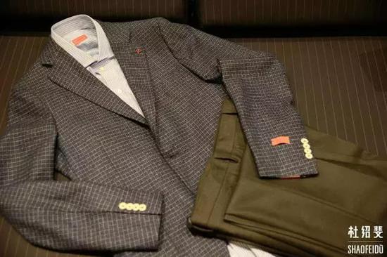 外套/衬衣:ISAIA 长裤:LARDINI