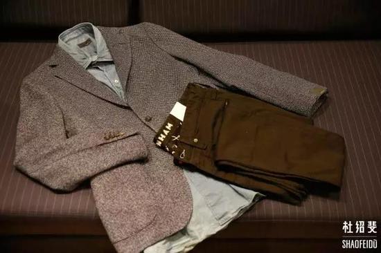 外套/衬衣:LARDINI 衬衣:MONCLER GAMME BLEU 长裤:DENHAM