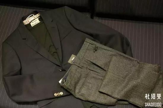 T恤:ACNE STUDIOS