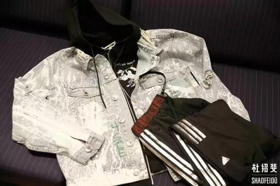 外套:HACULLA 帽衫:MCQ 长裤:ADIDAS