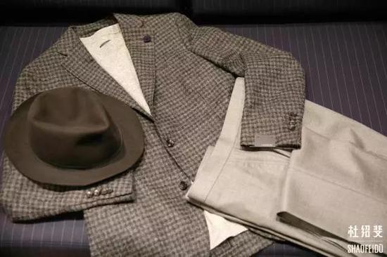 外套:LARDINI 衬衣:INK。 X LANE CRAWFORD 长裤:THOME BROWNE