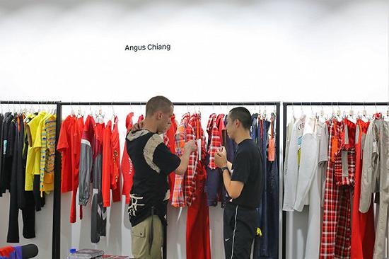 Angus Chiang(右)在Tube showroom 来源:Tube showroom