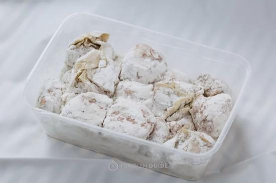 如果解冻再下锅煮或强行把馄饨分开,皮子很容易露馅