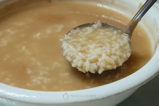 粯子粥是靖江人民的主食之一，几乎每家餐厅都吃得到
